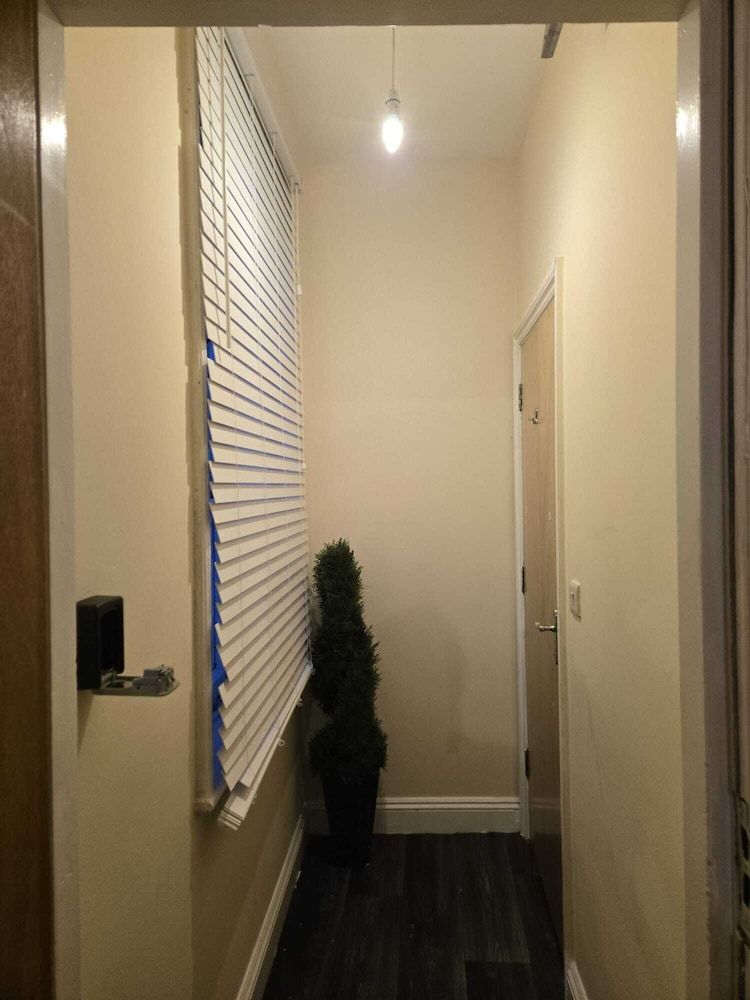 Charming Wolverhampton Apartment With Private Entrance Apartment, 2 Bedrooms, Balcony, City View 13