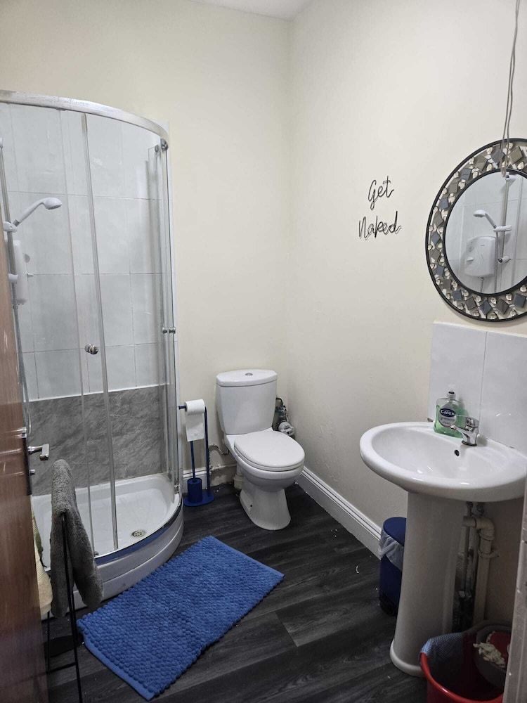 Charming Wolverhampton Apartment With Private Entrance Apartment, 2 Bedrooms, Balcony, City View 8