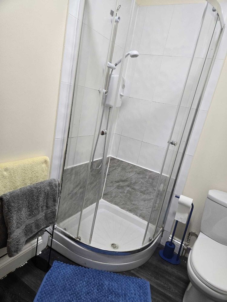 Charming Wolverhampton Apartment With Private Entrance Apartment, 2 Bedrooms, Balcony, City View 9