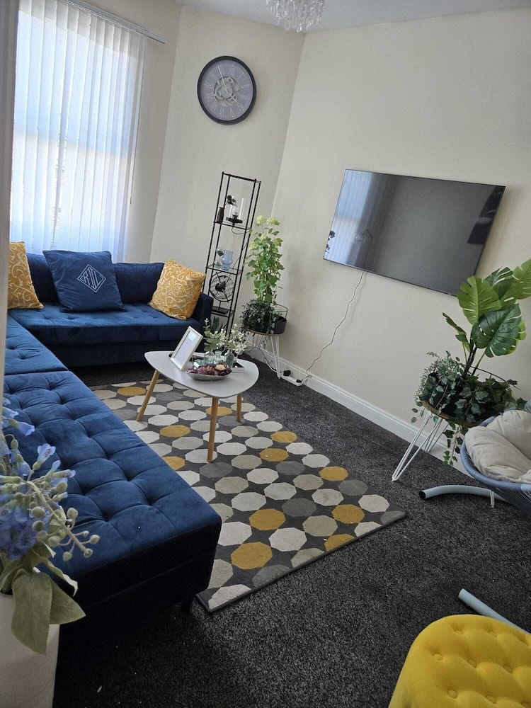 Charming Wolverhampton Apartment With Private Entrance Apartment, 2 Bedrooms, Balcony, City View 10