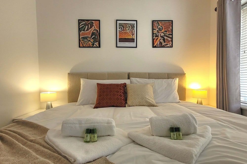 Last Minute Deals 4BR House of Four Chimneys House