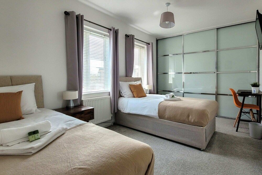 Last Minute Deals 4BR House of Four Chimneys House 12