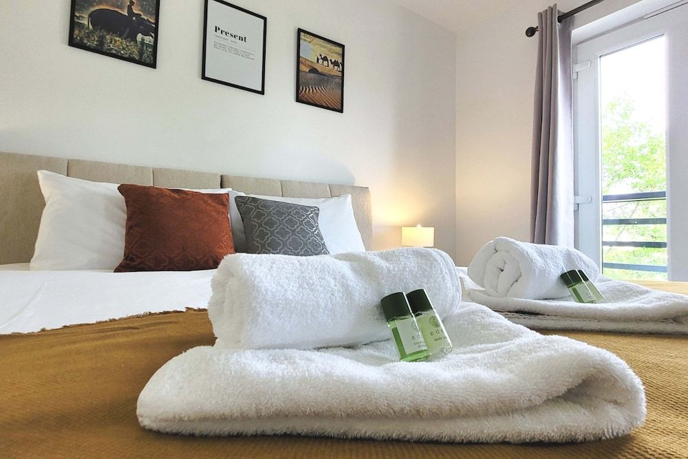 Last Minute Deals 4BR House of Four Chimneys House 8