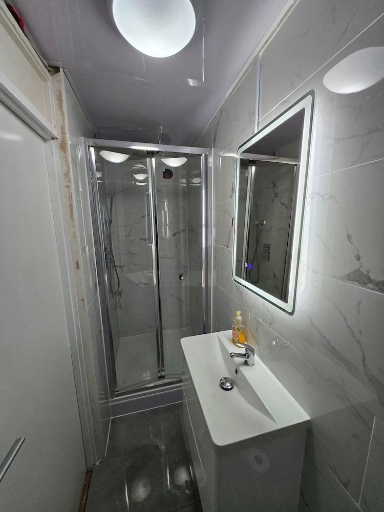 SnoozeDen Chalvey – Free Parking, Near M4 J6 Standard Double Room, 1 Double Bed (Shared) 8