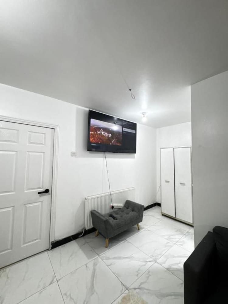 OYO Unique Guestroom - Farnworth, Easy Access to Bolton Standard Quadruple Room, 1 Double Bed with Sofa bed 8