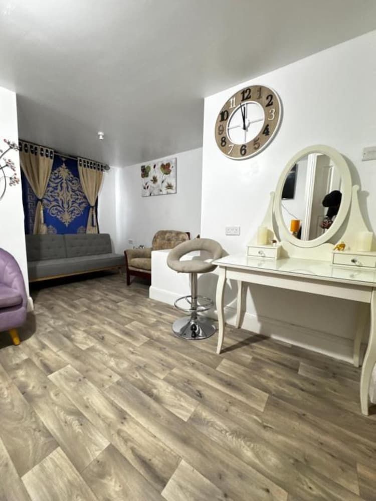 OYO Unique Guestroom - Farnworth, Easy Access to Bolton Standard Quadruple Room, 1 Double Bed with Sofa bed 9