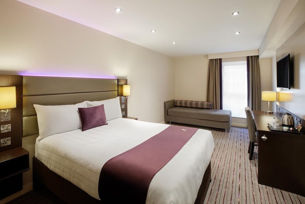 Premier Inn London Hendon - The Hyde Standard Double Room