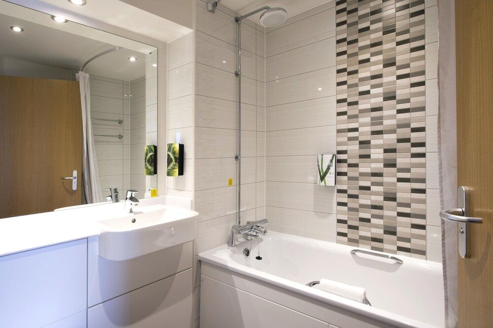 Premier Inn London Edgware Family Triple Room 4