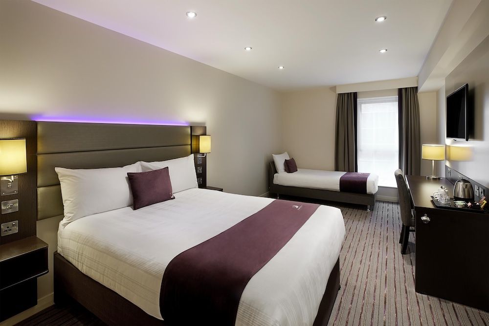 Premier Inn Oldham - Broadway