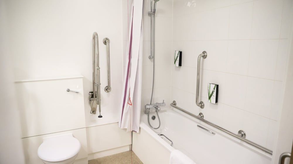 Standard Double Room, Accessible Bathtub
