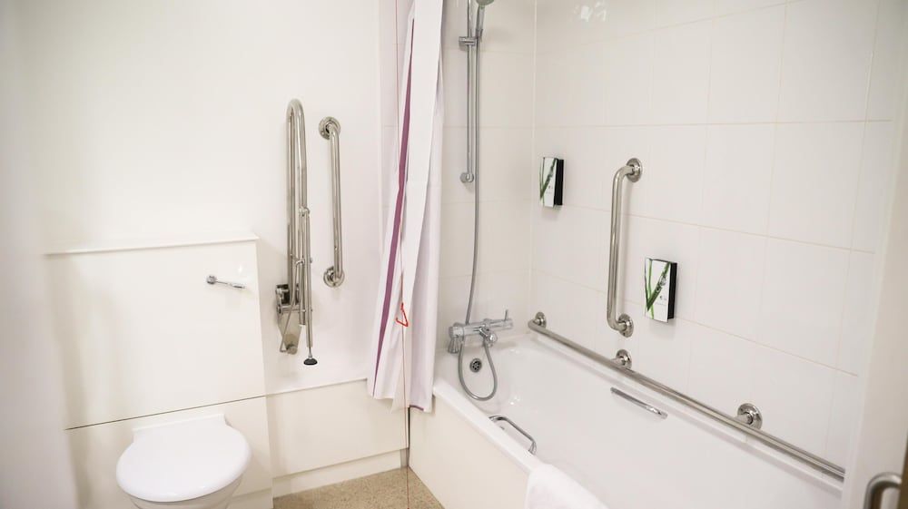 Premier Inn Llanelli Central East Standard Double Room, Accessible Bathtub 2