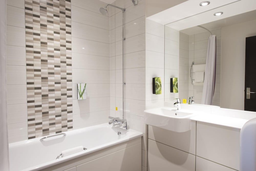 Premier Inn Bedford Town Centre Family Triple Room 4