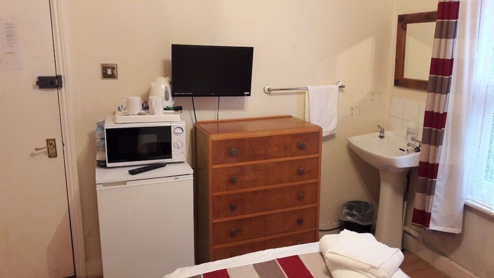 Alexandra Guest House Twin Room, Shared Bathroom 5