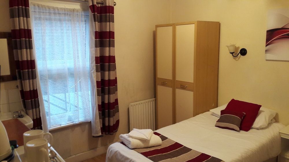 Alexandra Guest House Twin Room, Shared Bathroom 2