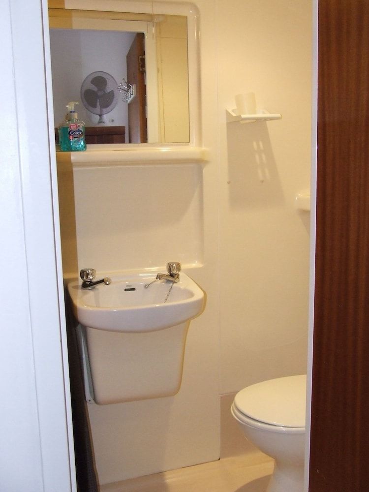 Alexandra Guest House Twin Room, Shared Bathroom 4