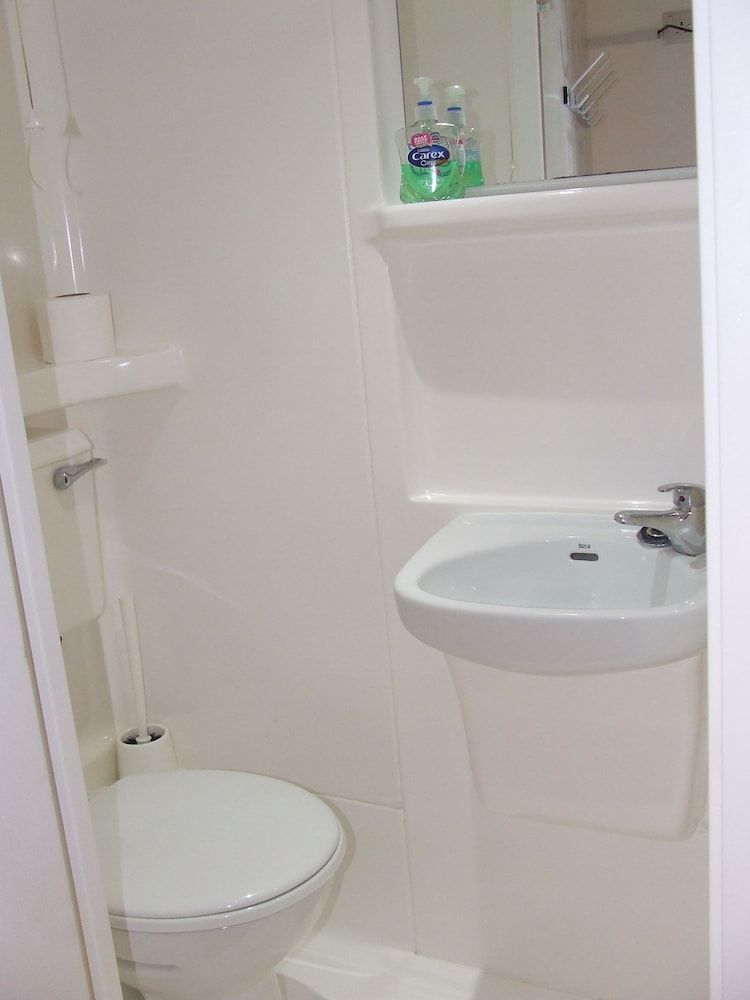 Alexandra Guest House Single Room, Shared Bathroom 4