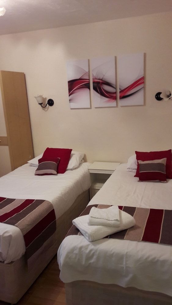 Alexandra Guest House Twin Room, Shared Bathroom 3