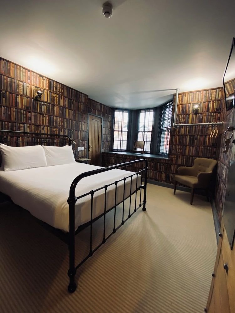 The Black Hole Double Room 2