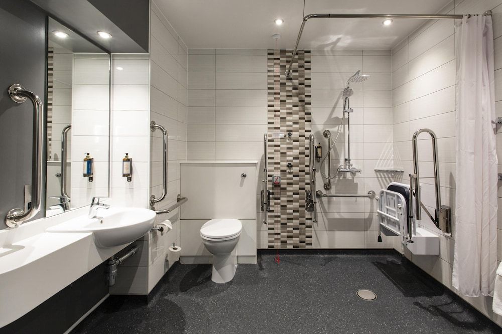 Premier Inn Milton Keynes - Willen Lake Superior Double Room, Roll-in Shower 2