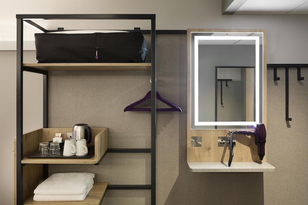 Premier Inn London Heathrow Airport T2 & T3 - Bath Road Family Triple Room 2