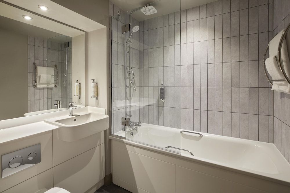 Premier Inn London Heathrow Airport T2 & T3 - Bath Road Family Triple Room 3