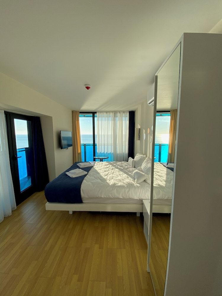 Deluxe Suite, 2 Bedrooms, Balcony, Sea View