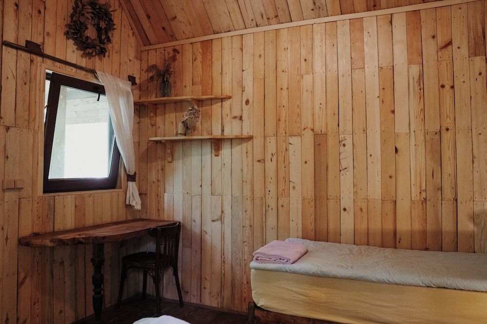 Chateau Chapiteau Standard Cabin 3