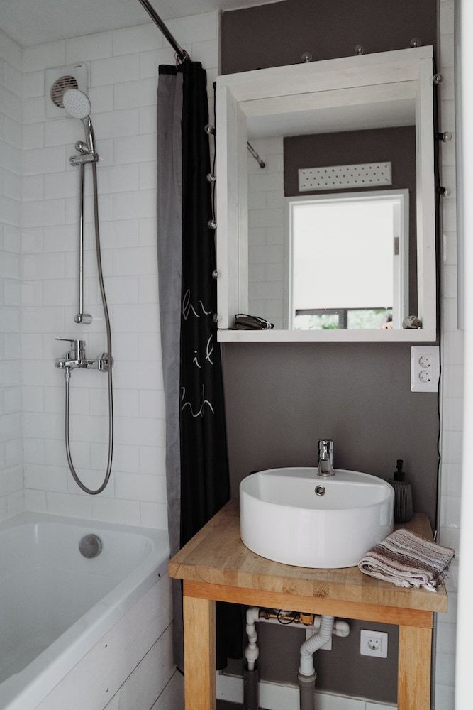 Chateau Chapiteau Comfort Cabin 3