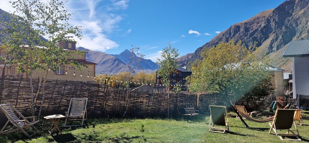 Kazbegi Cottages Standard Triple Room, Mountain View 4