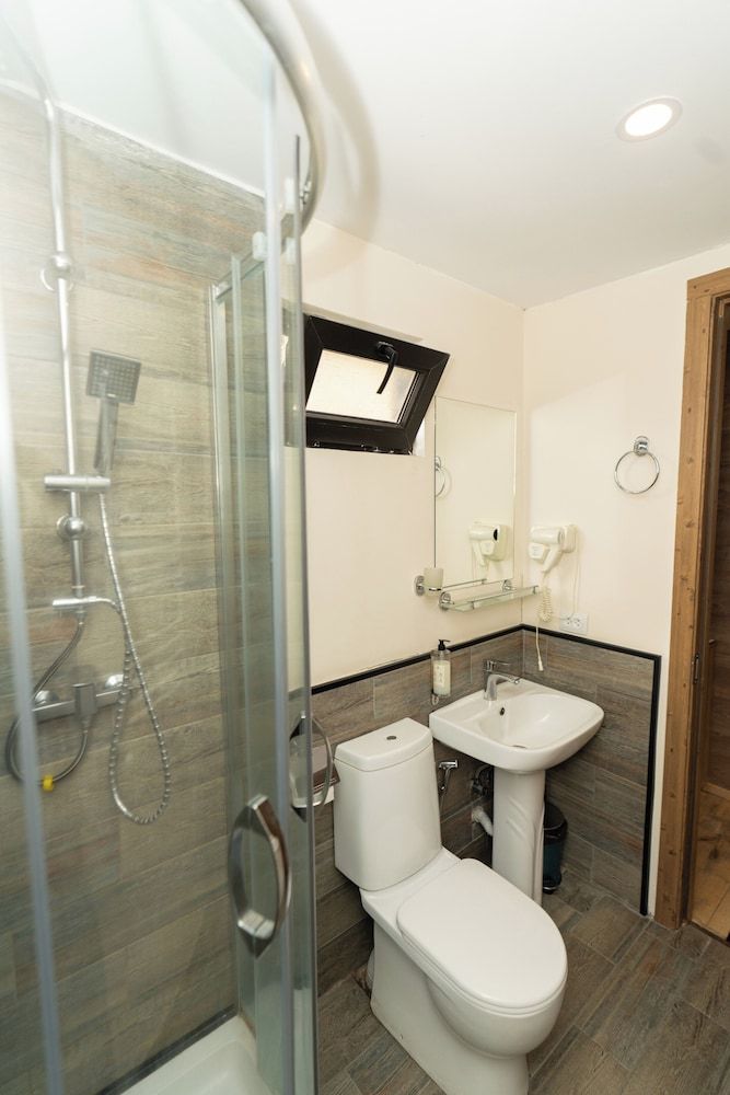 Kazbegi Cottages Standard Triple Room, Mountain View 6