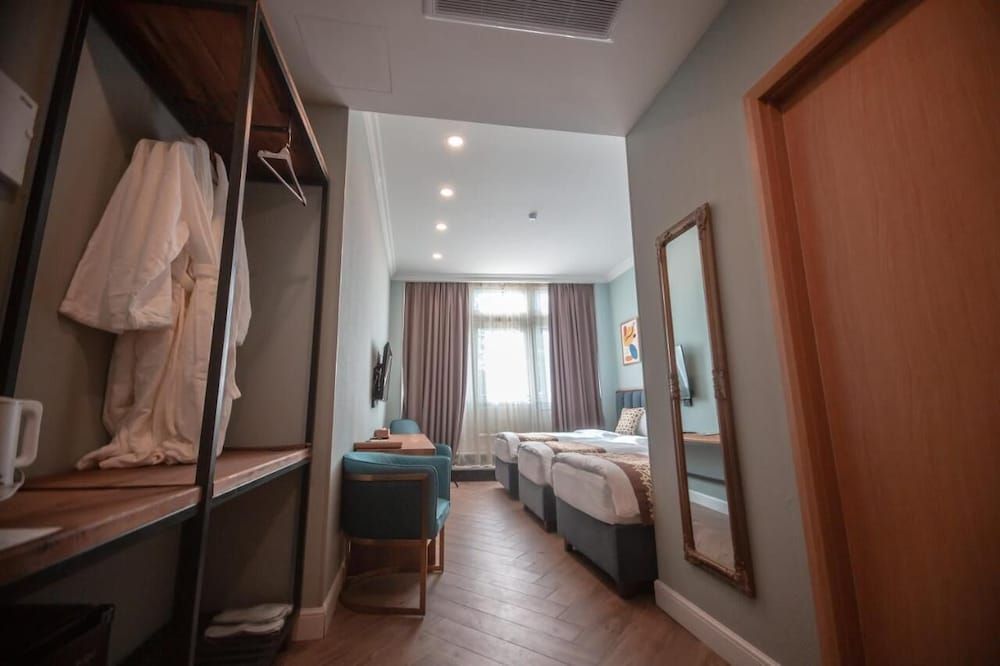 Grand opera Hotel Superior Triple Room, Balcony, City View 2