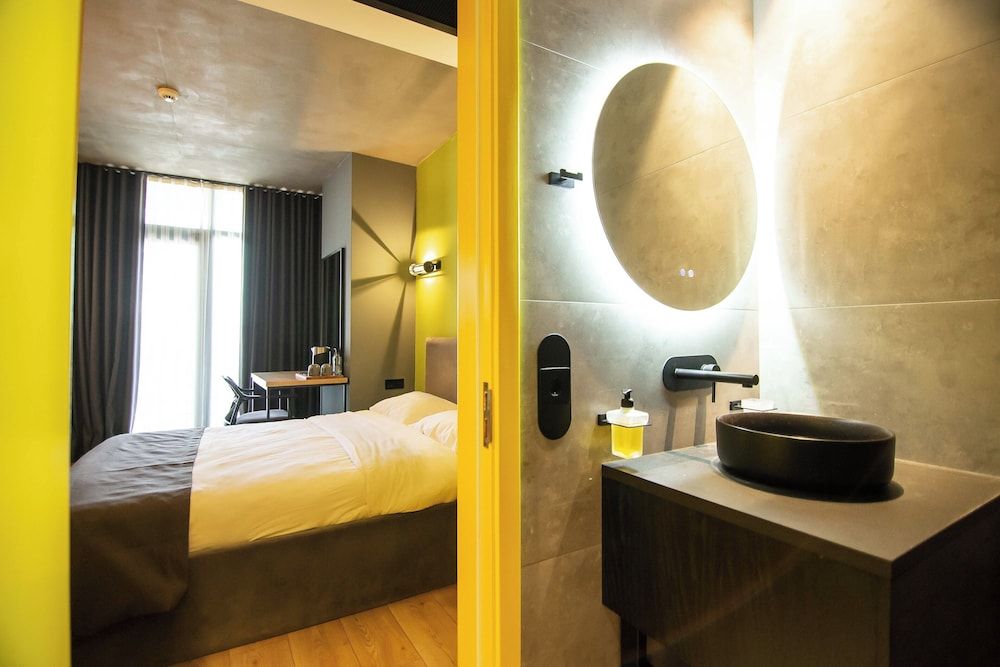 CH51 Standard Double Room, Balcony, City View 6