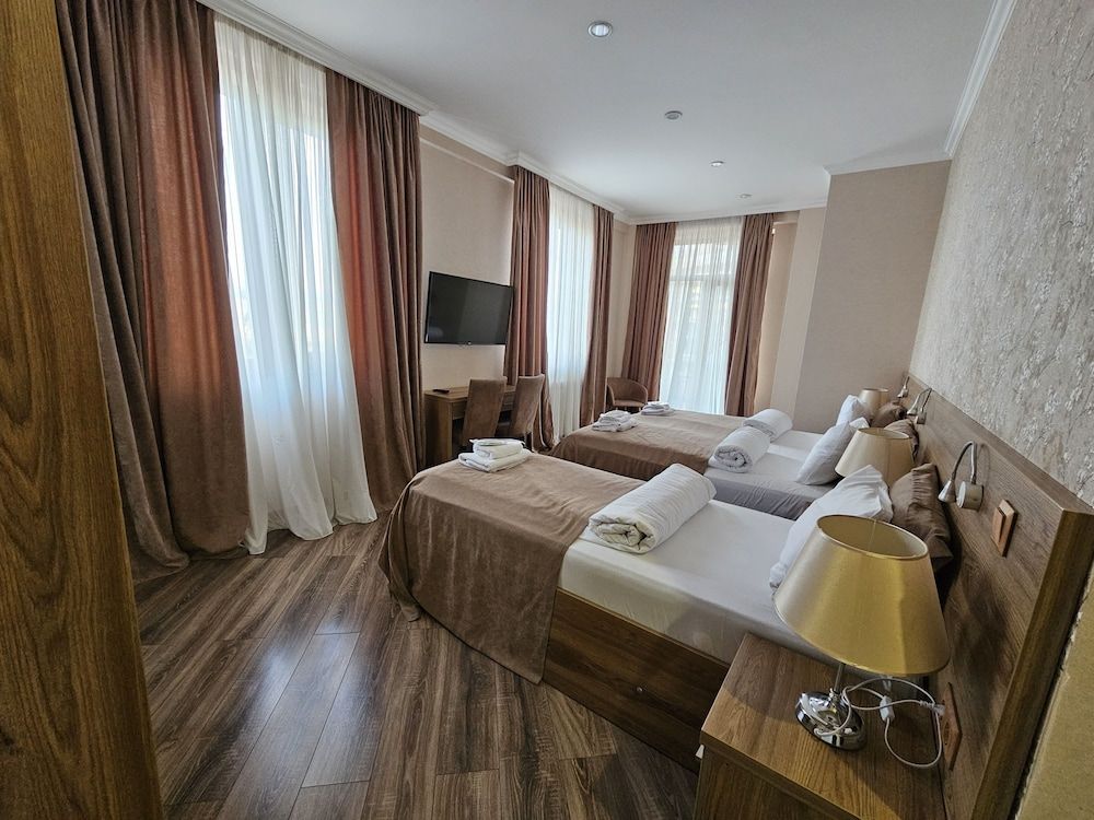 Hotel Giorgi Deluxe Triple Room, City View 2