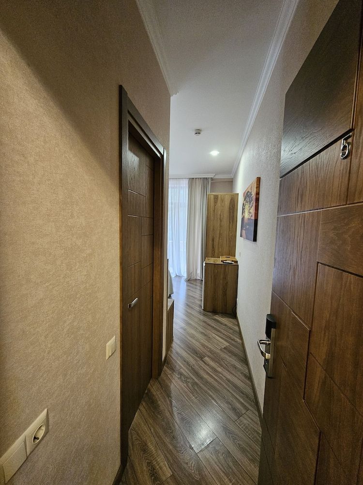 Hotel Giorgi Deluxe Triple Room, City View 12