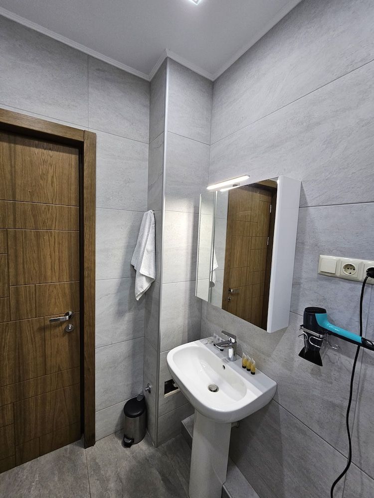 Hotel Giorgi Deluxe Triple Room, City View 10