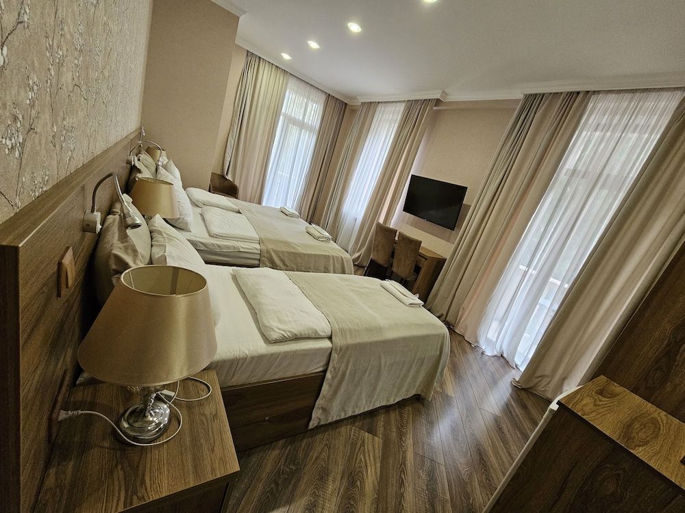 Hotel Giorgi Deluxe Triple Room, City View 3