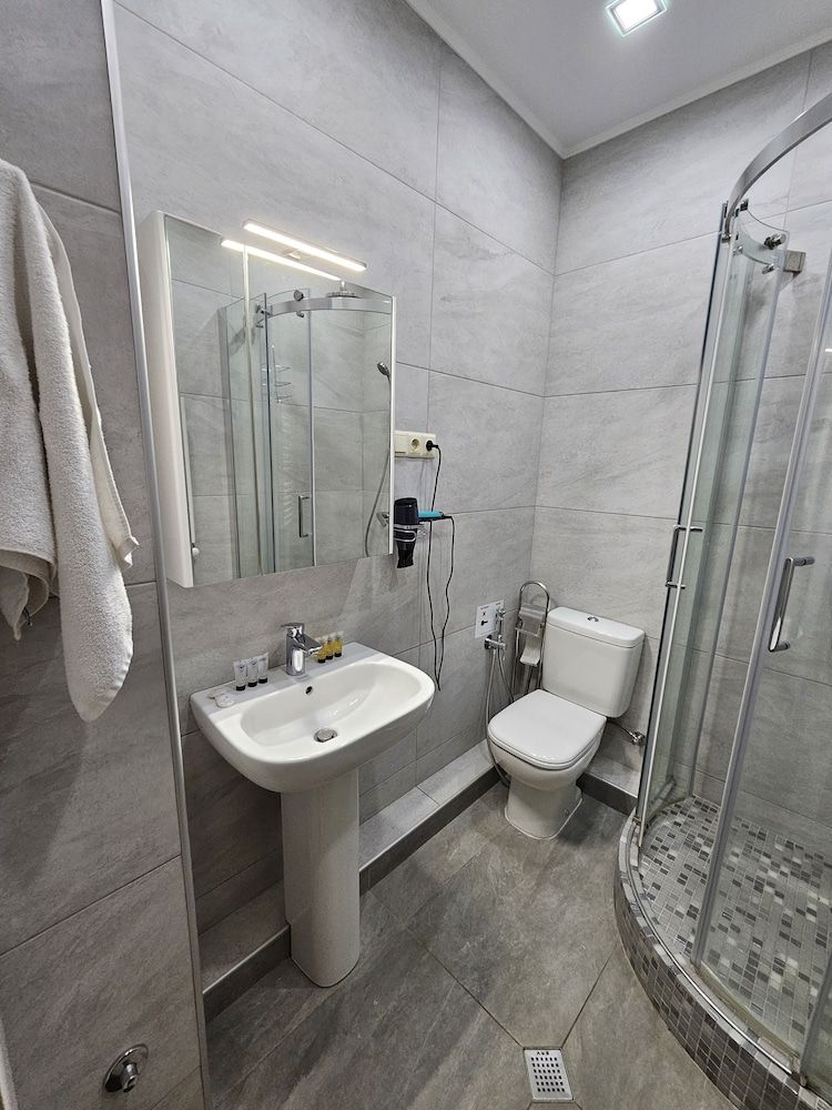 Hotel Giorgi Deluxe Triple Room, City View 9