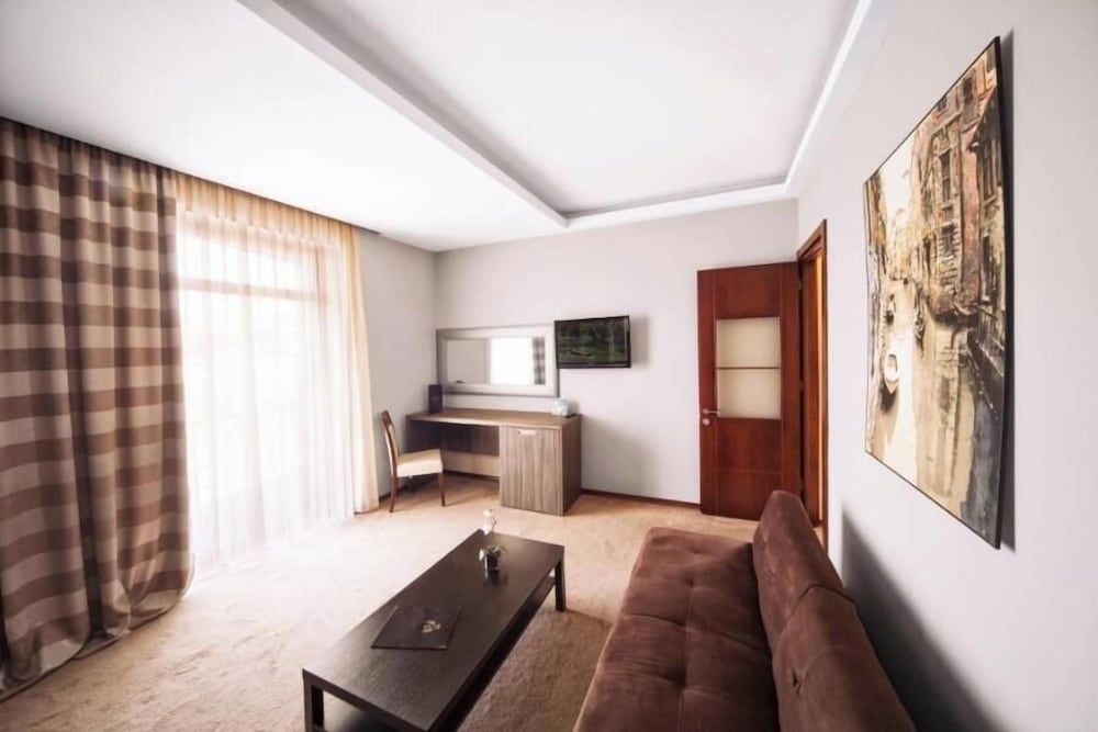 Cruise Hotel Family Suite, Balcony, River View 5