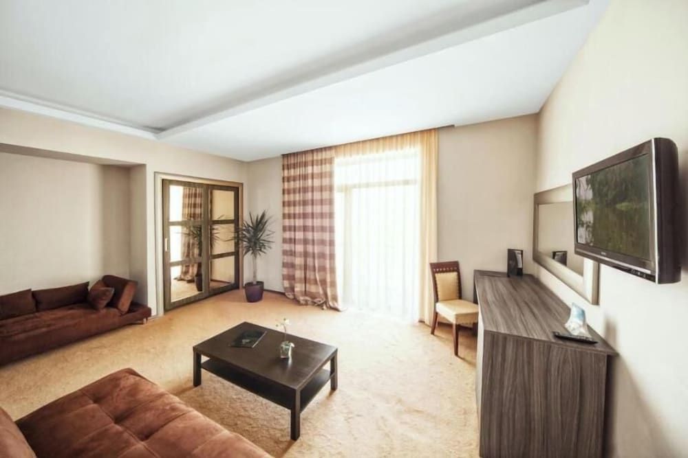 Cruise Hotel Family Suite, Balcony, River View 4