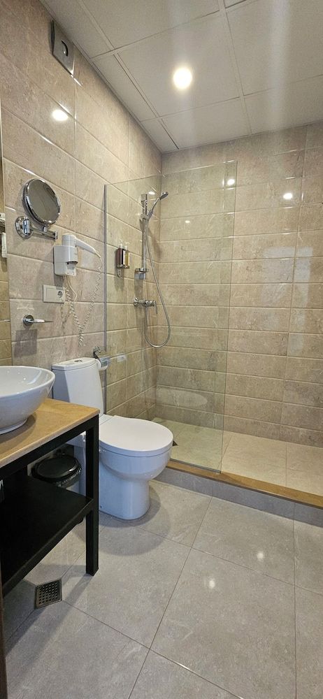 Cruise Hotel Economy Single Room, Courtyard View 3