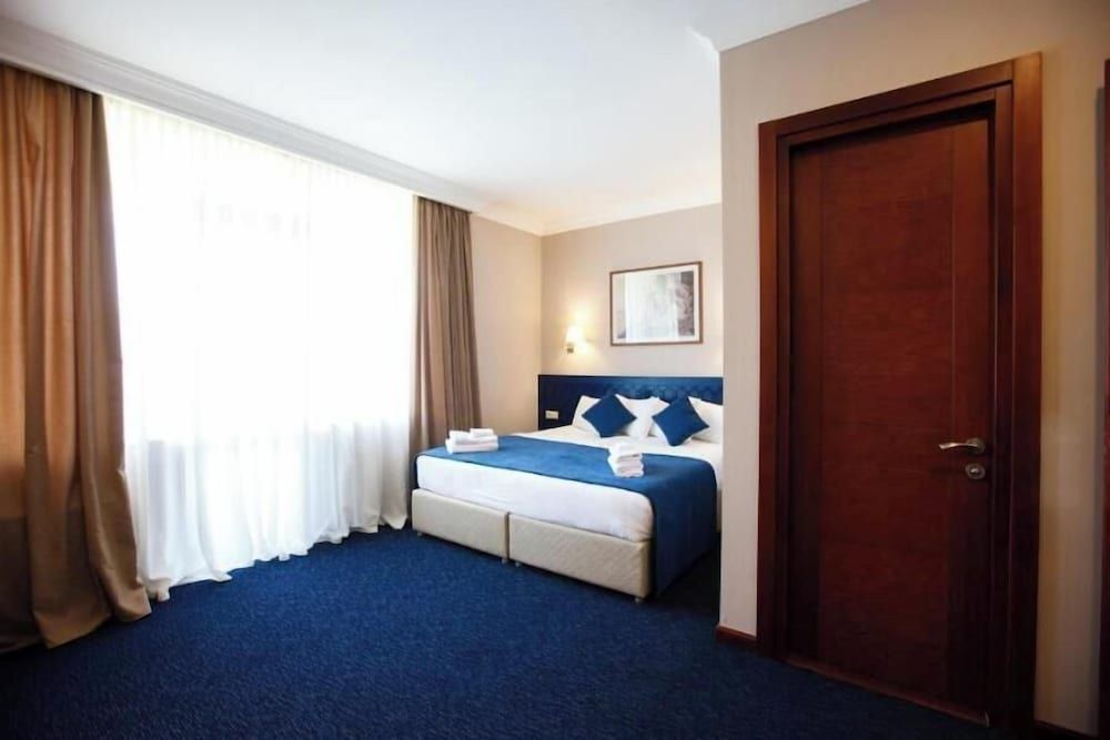 Cruise Hotel Standard Double or Twin Room, Balcony, River View 3