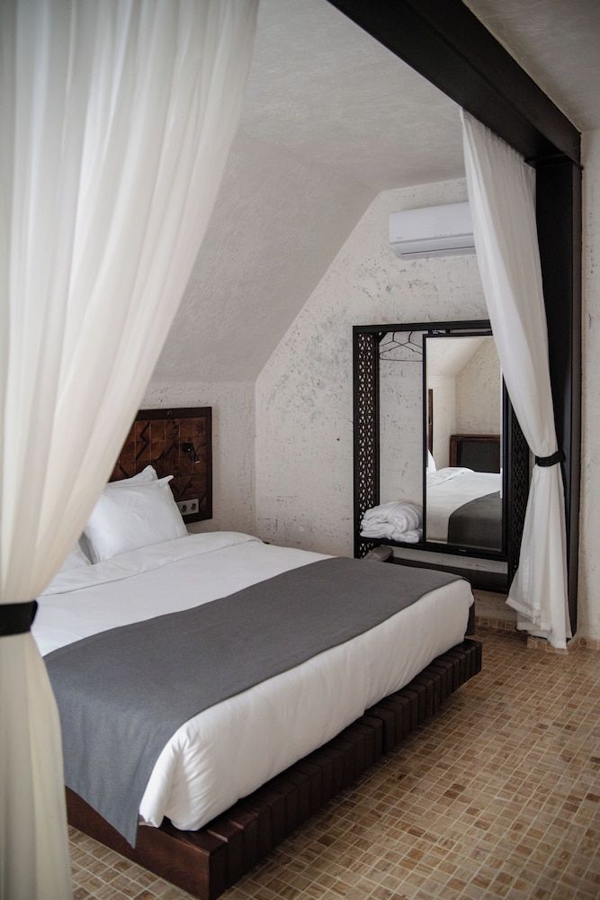 Romantic Double or Twin Room, City View