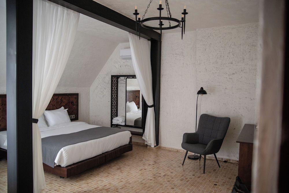 Romantic Double or Twin Room, City View