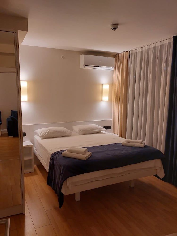Superior Apartment, 1 Bedroom, Non Smoking, Partial Sea View