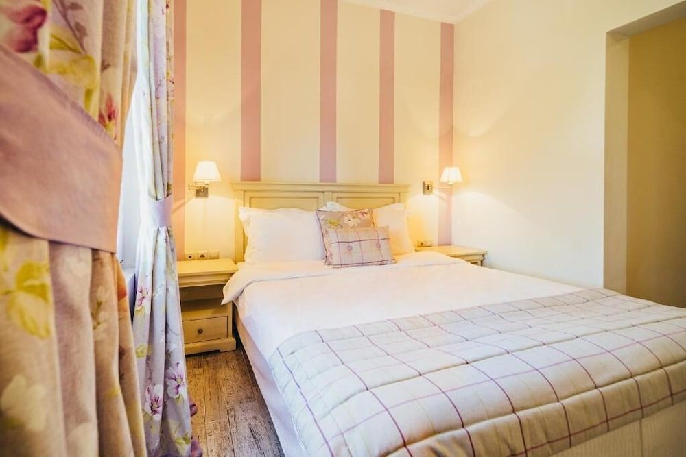 To Spiti tis Sofias Deluxe Double Room Purple 4