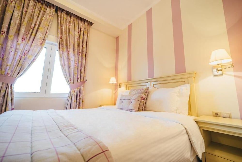 To Spiti tis Sofias Deluxe Double Room Purple 6