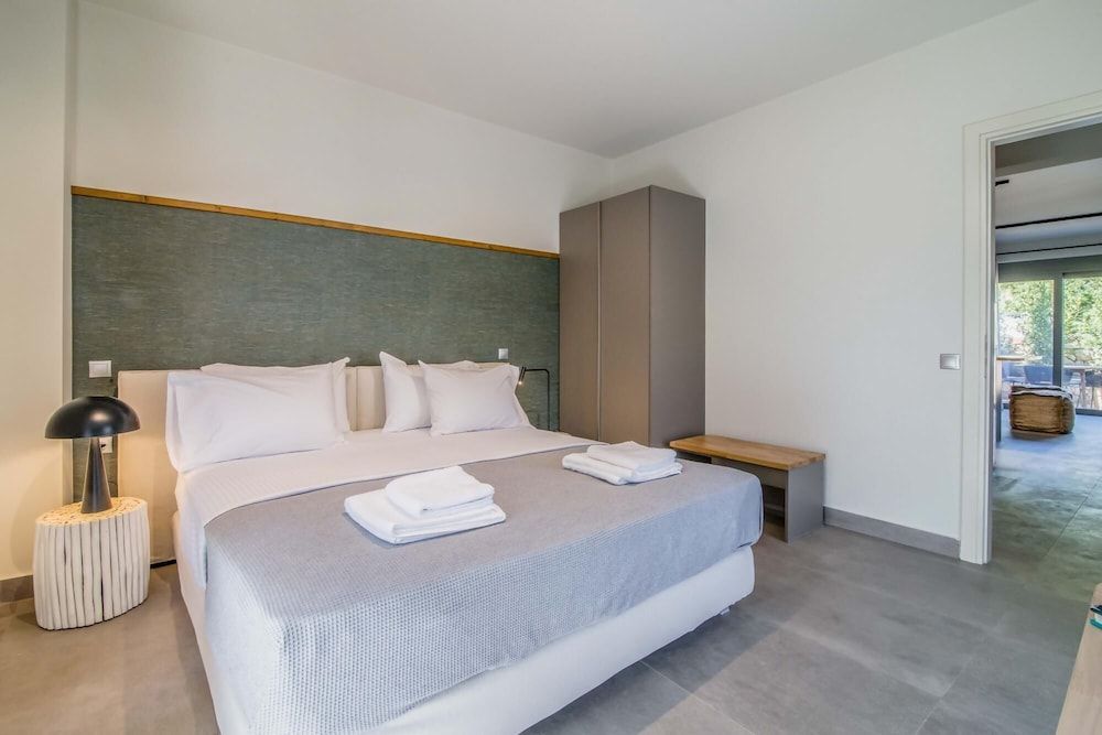 Suite, Accessible, Smoking