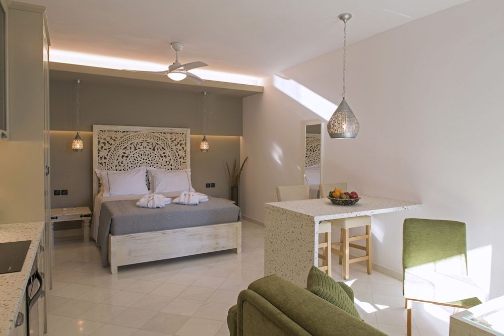 Aval Riviera Deluxe Studio Suite, 1 Queen Bed, Garden View, Garden Area