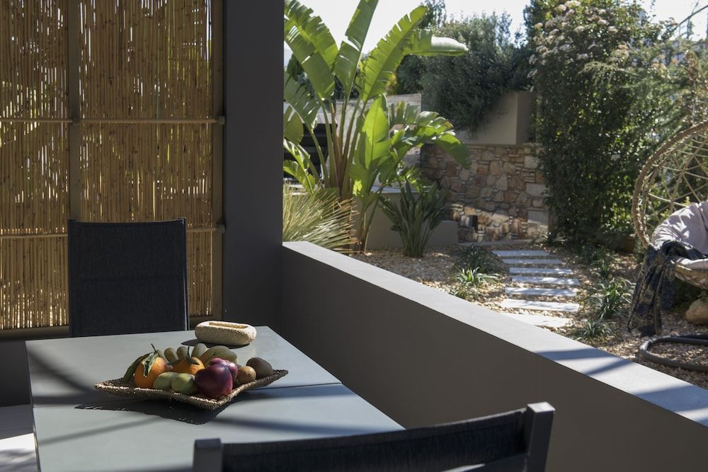 Aval Riviera Deluxe Studio Suite, 1 Queen Bed, Garden View, Poolside 2