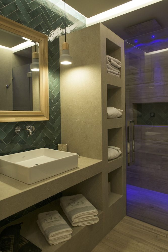 Aval Riviera Deluxe Studio Suite, 1 Queen Bed, Garden View, Poolside 3